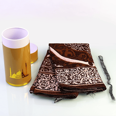 سجادة صلاة ومسبحة ضمن علبة لون بني